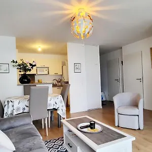 Moderne Finement Decore Avec Balcon A Centre Appartement